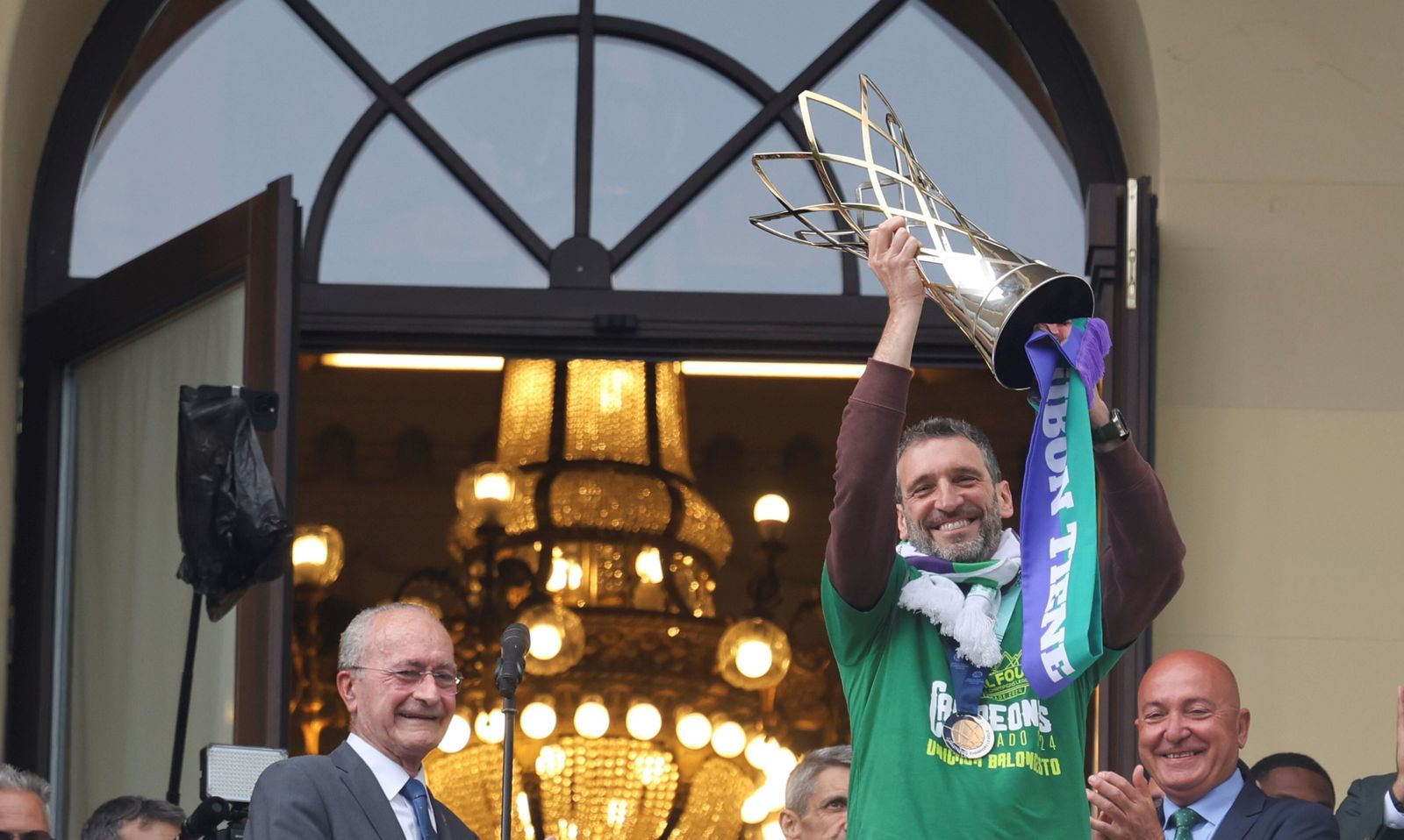 El Unicaja celebra en las calles de Málaga el título de la BCL