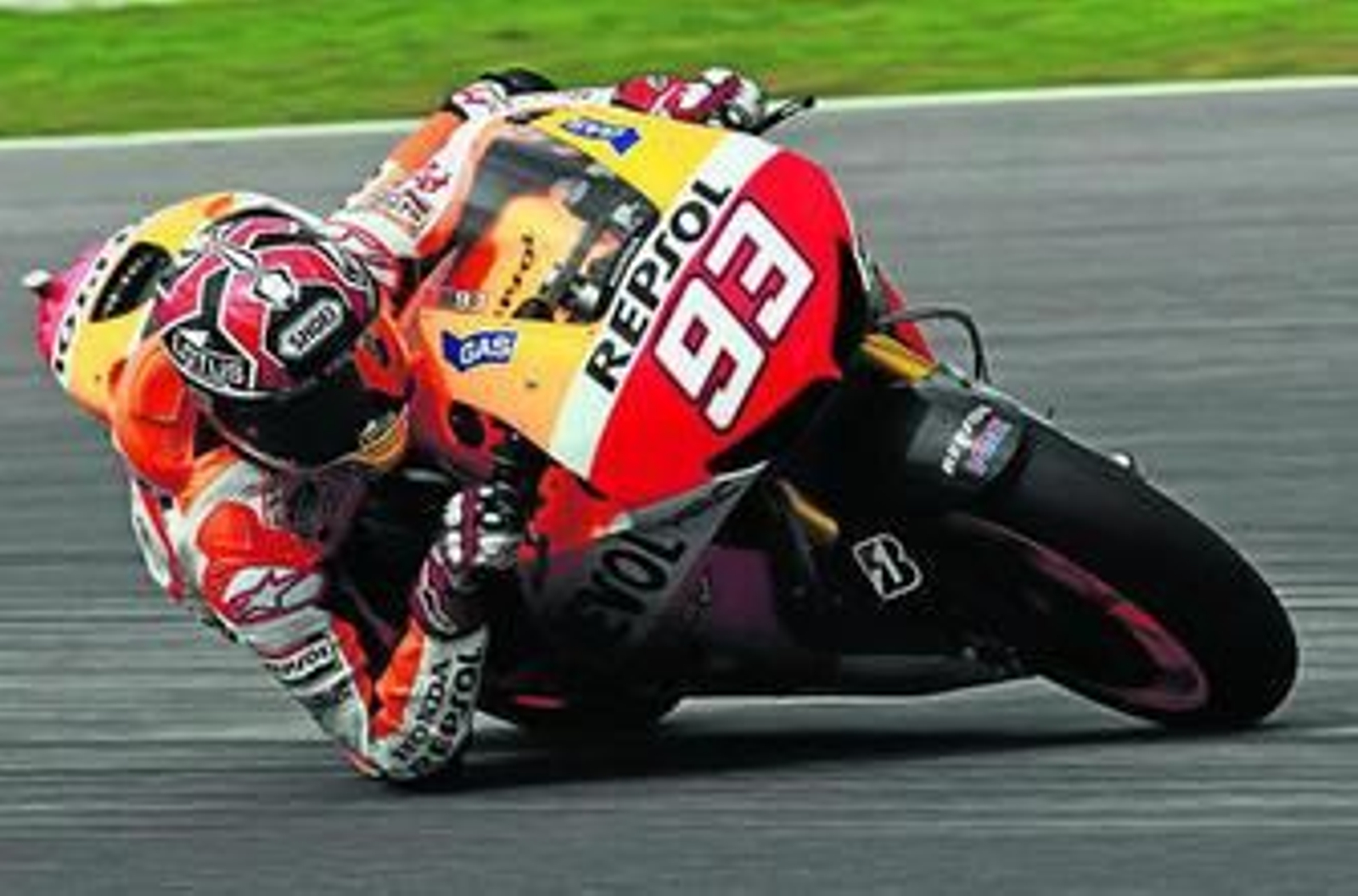Marc Márquez, tumbando la Honda fiel a su estilo en los entrenamientos de Sepang.