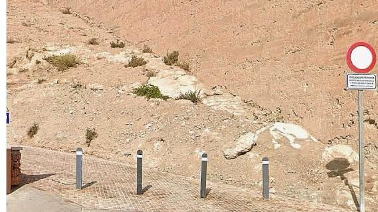 Los pivotes vandalizados junto a la señal que prohíbe el acceso a vehículos