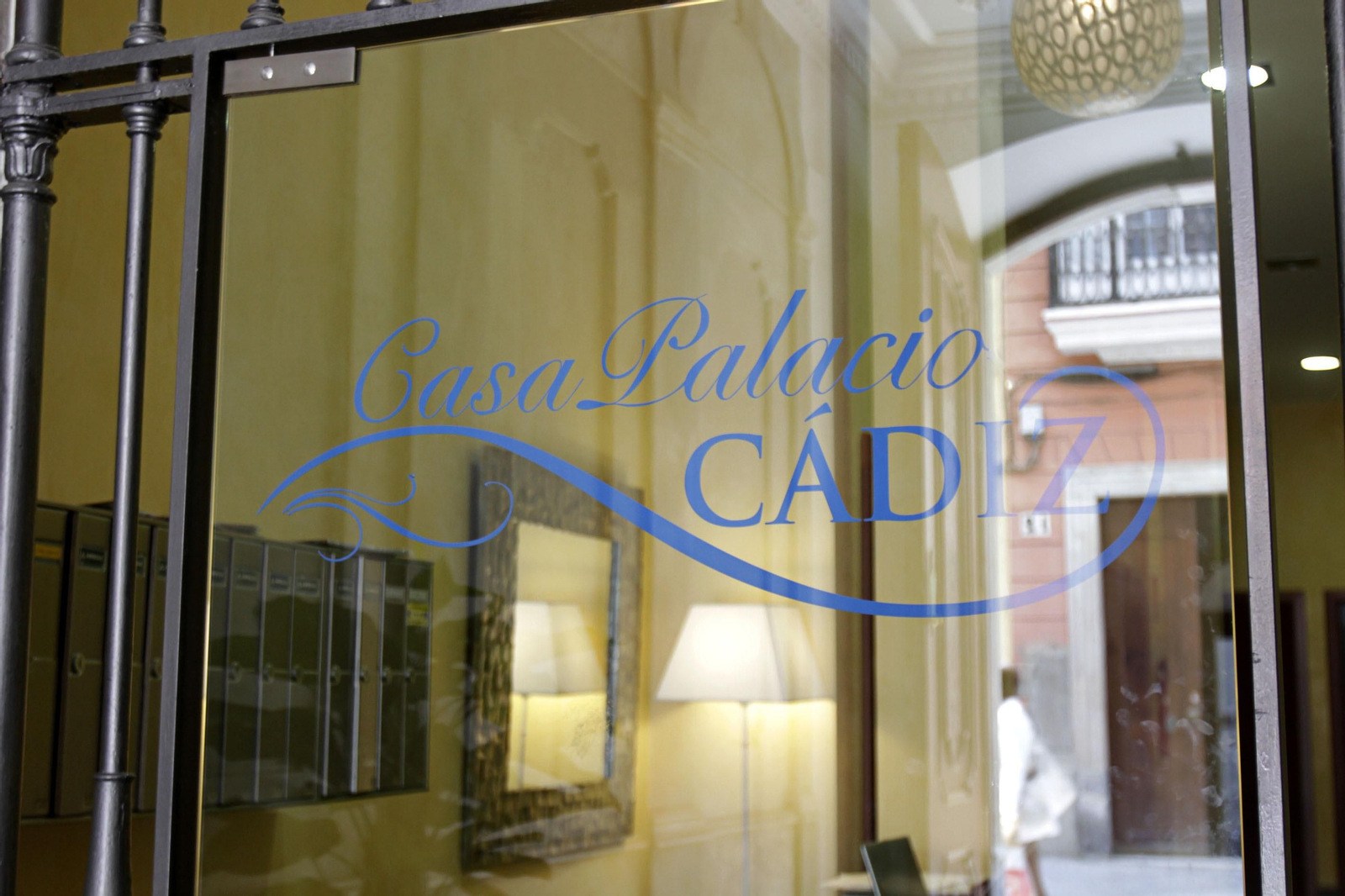 Acceso a uno de los edificios dedicados a apartamentos turísticos en la calle Ancha.