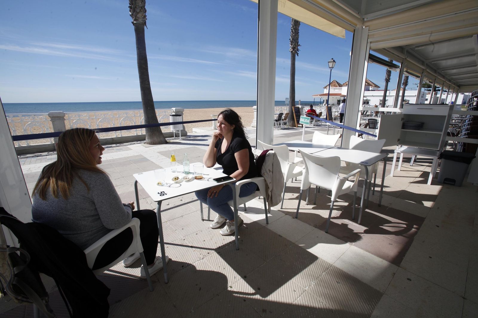 Clientas en una terraza de La Antilla, ayer jueves