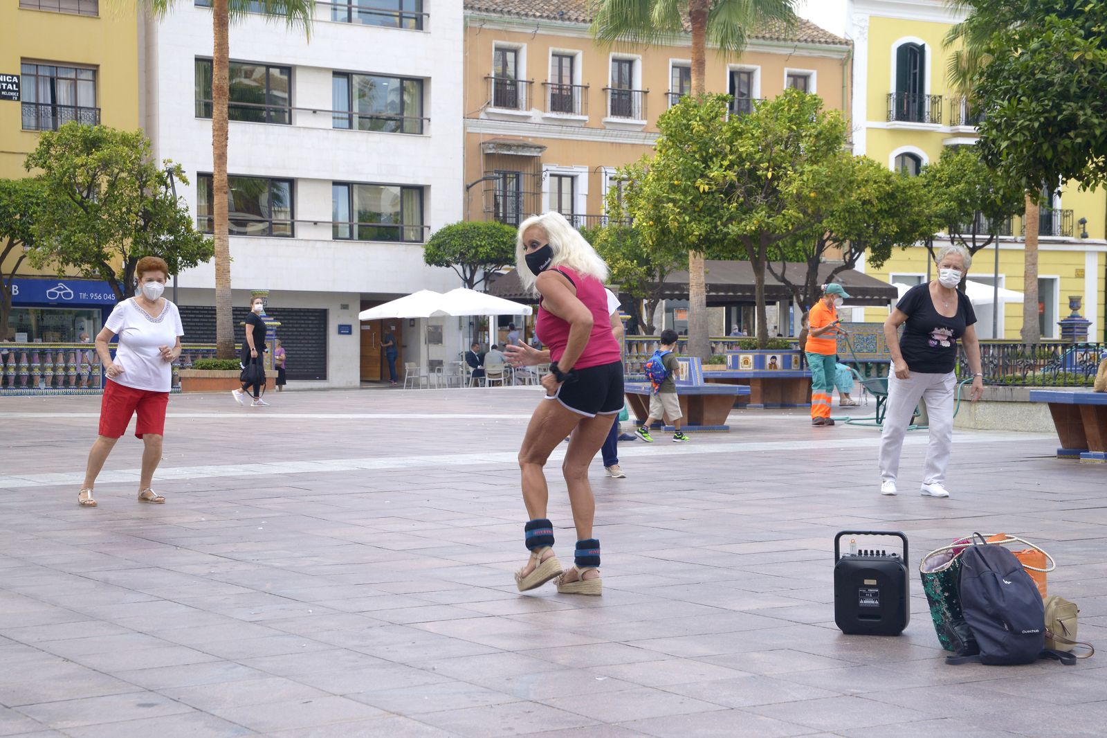 Fotos de personas mayores haciendo gimnasia en la Plaza Alta