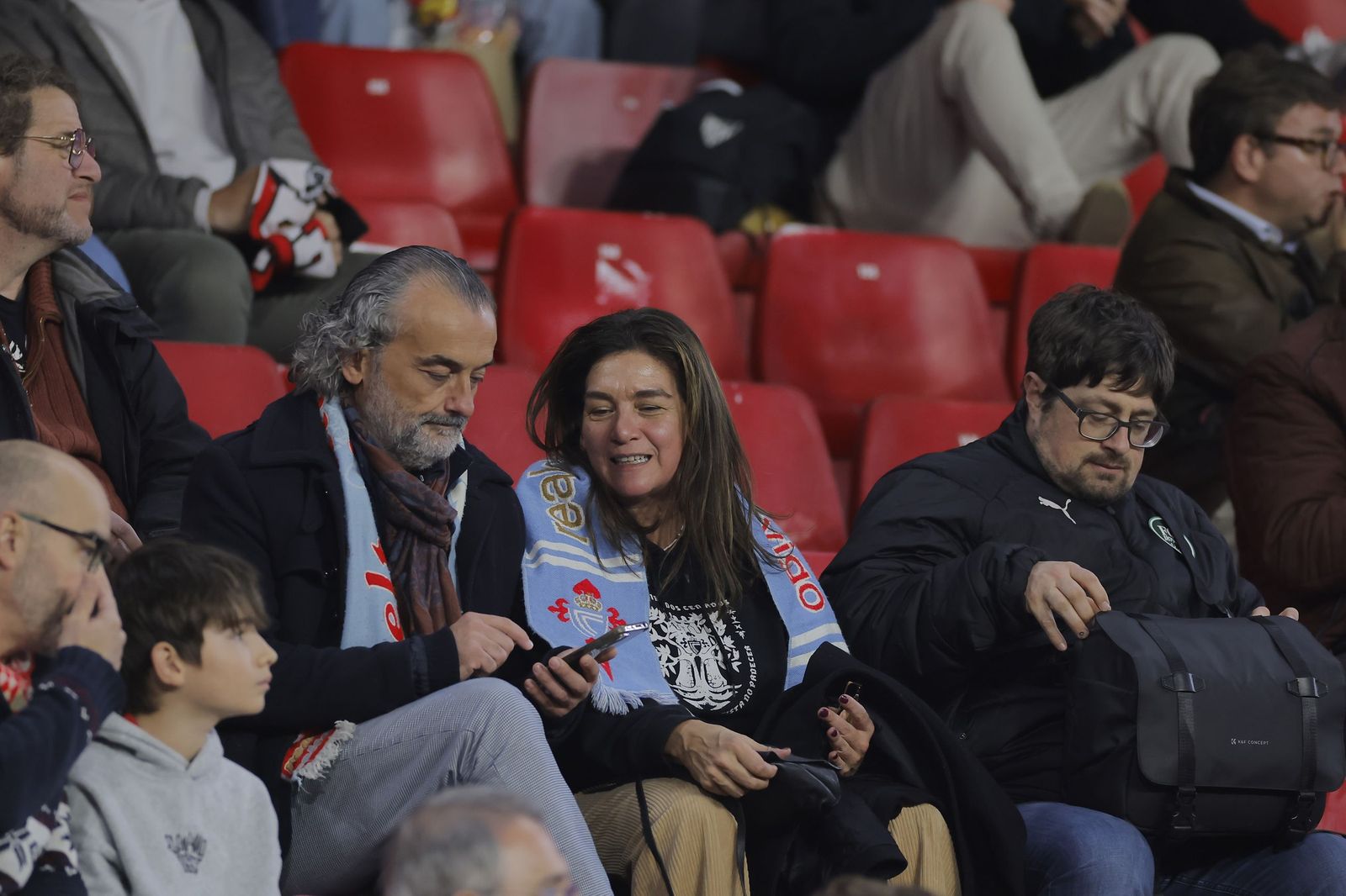 Búscate en las fotos del Sevilla - Celta
