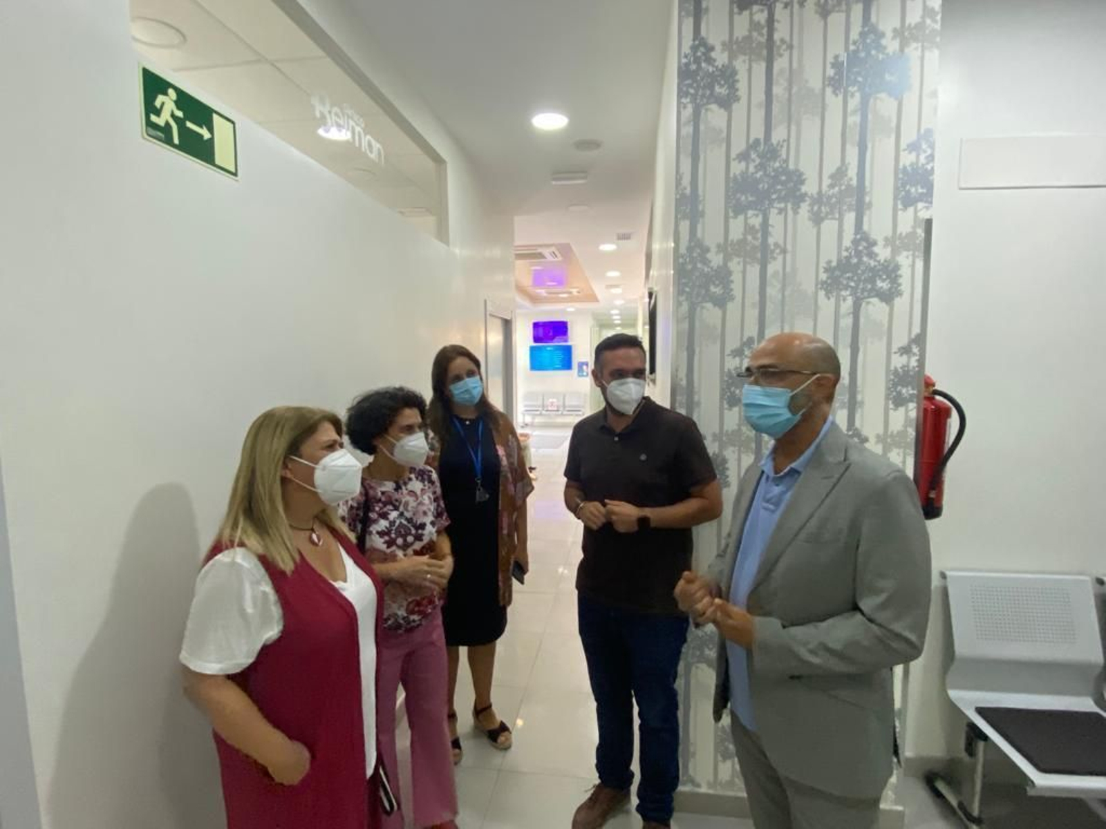 Mamen Sánchez, Nieves Mendoza, Silvia del Ojo y Jesús Alba atienden a las explicaciones de Benjamín Ruiz sobre los nuevos servicios médicos de Clínicas Beiman.