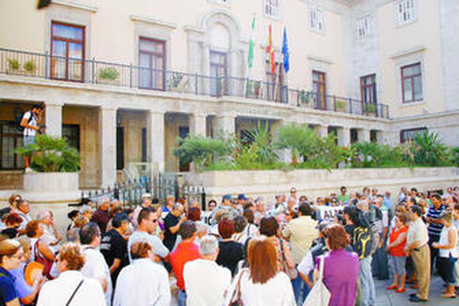Unos doscientos afectados arremeten verbalmente contra el Gobierno de España y piden Justicia.