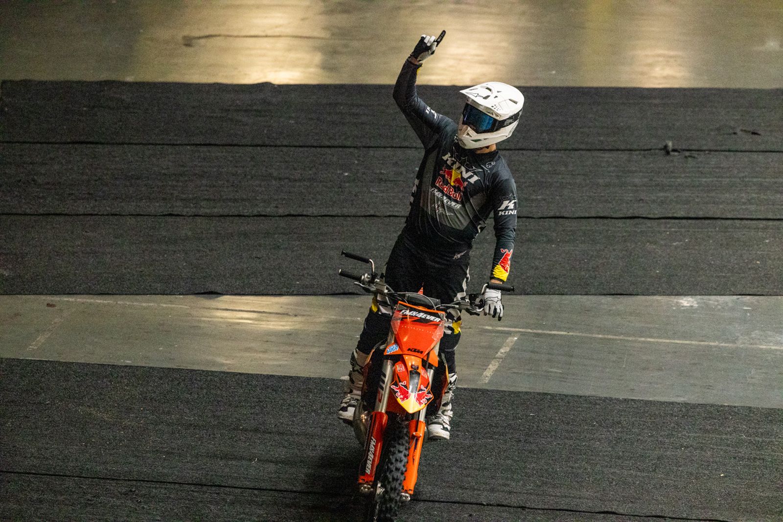 En imágenes: el Olivo Arena vibra con piruetas y motor en estado puro en el Soloflow Freestyle (2)