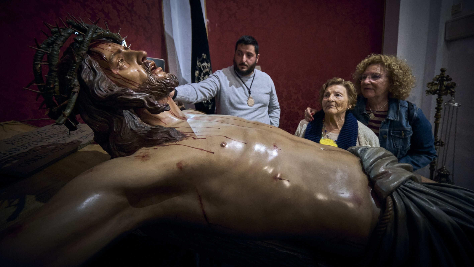 Usuarios de la Residencia Fragela  durante la visita al Cristo de las Sietes Palabras