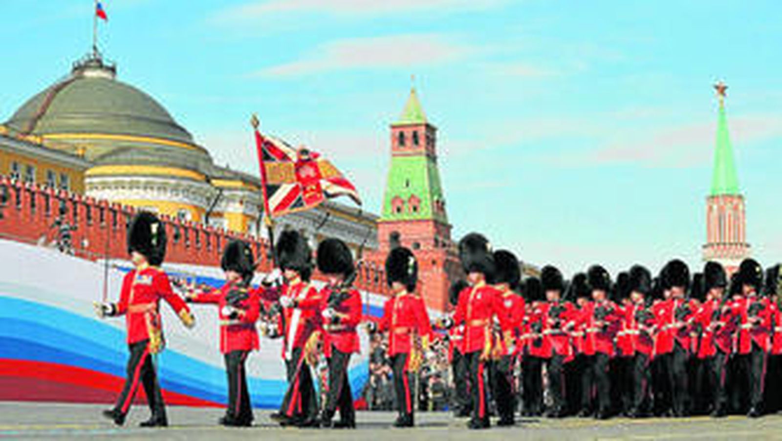 Un momento del desfile de la Guardia Galesa en la Plaza Roja de Moscú en el momento de pasar por delante del mausoleo de Lenin, que se encuentra cerrado por reformas.