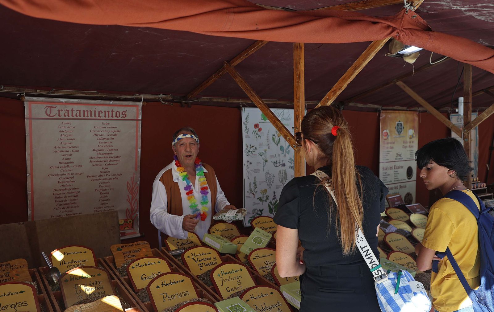 El mercadillo hippie de la Fiesta de la Primavera de La Línea, en imágenes