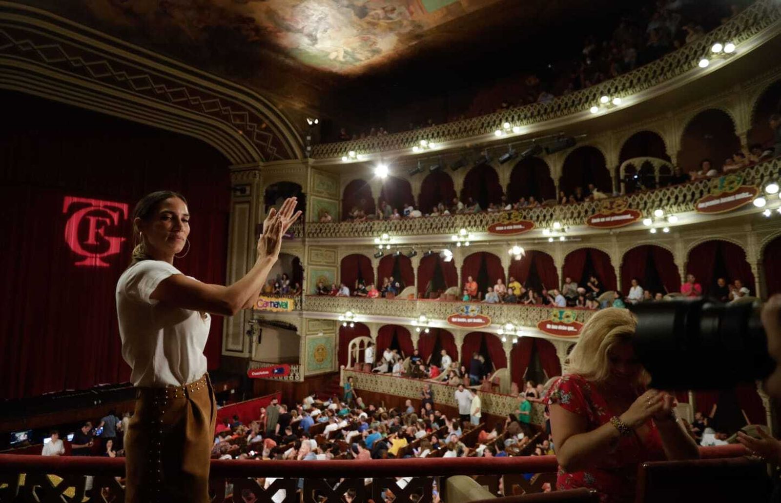 El ambiente en el teatro durante la sesión.