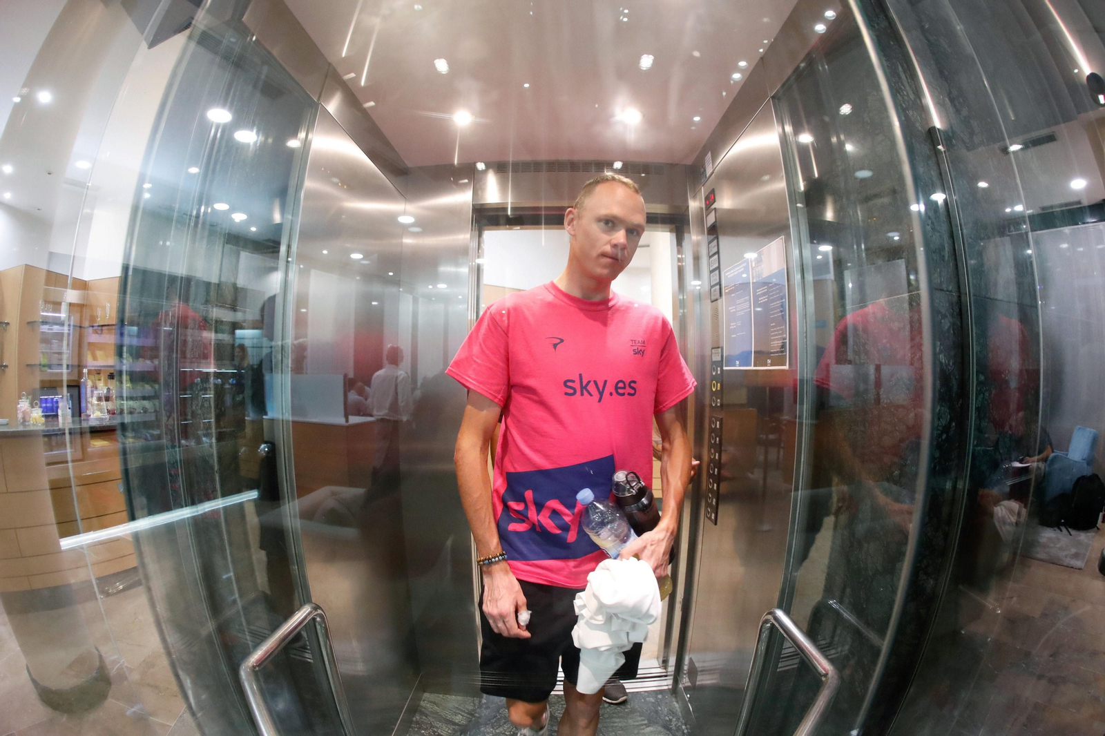 Chris Froome, de camino a su habitación en el hotel de concentración.