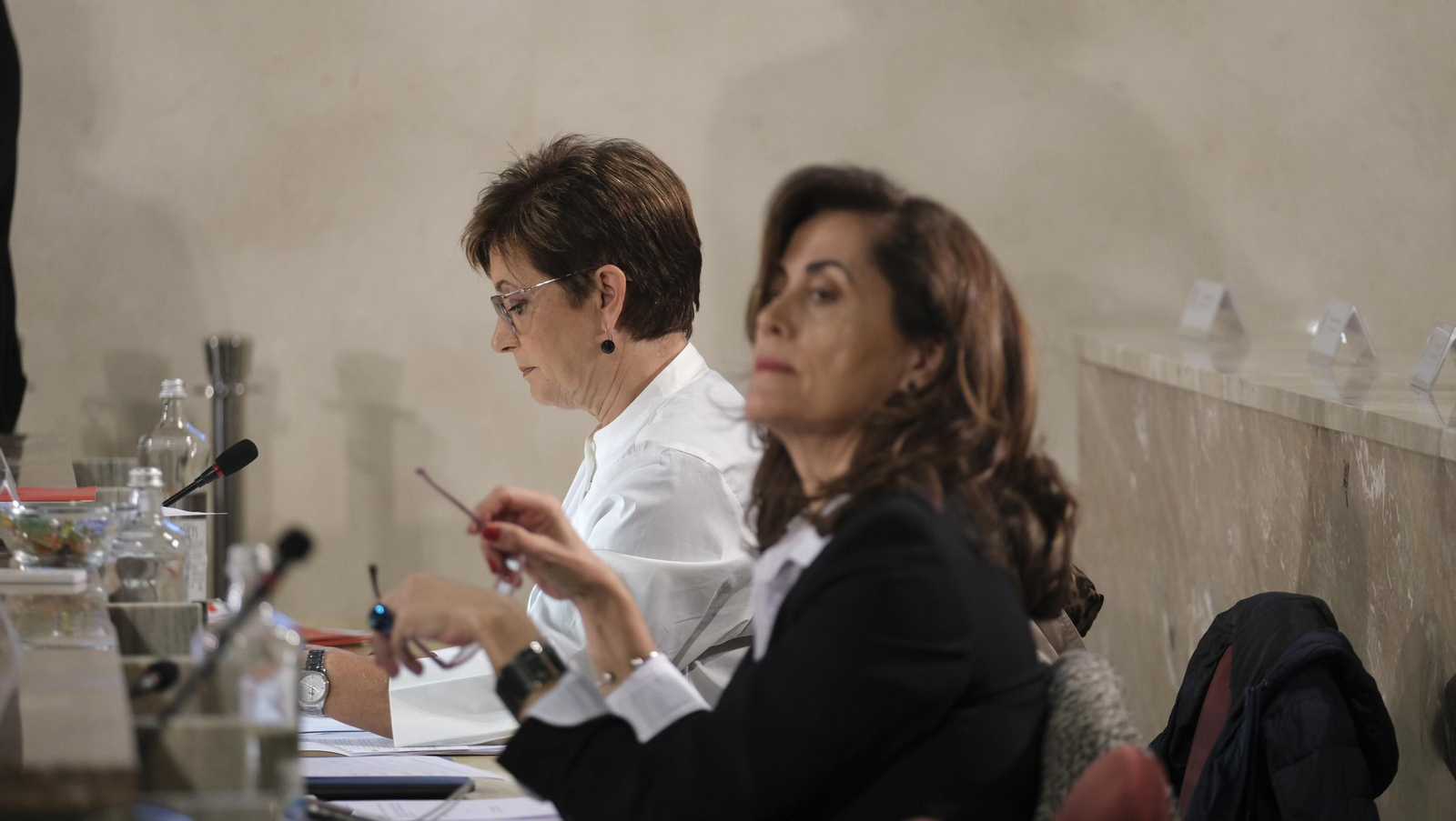 Las candidatas a la Alcaldía por el PSOE, Carmen Aguilar y Adriana Valverde, en el Pleno