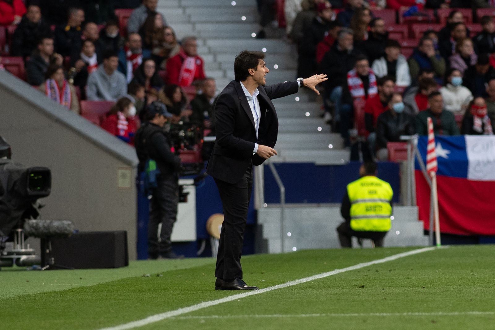 Aitor Karanka da instrucciones a sus jugadores en el Wanda Metropolitano.