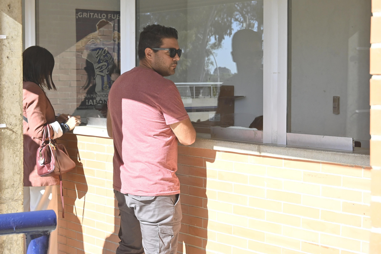 Ambiente en la venta de entradas, para el partido de Copa del Rey en el Colombino