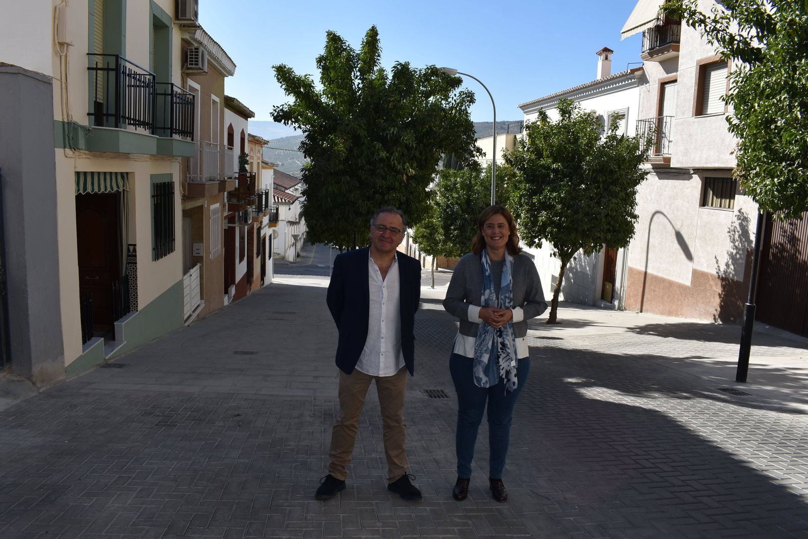 Ramón Martín y Cristina Piernagorda en la calle del Aceite de Baena.