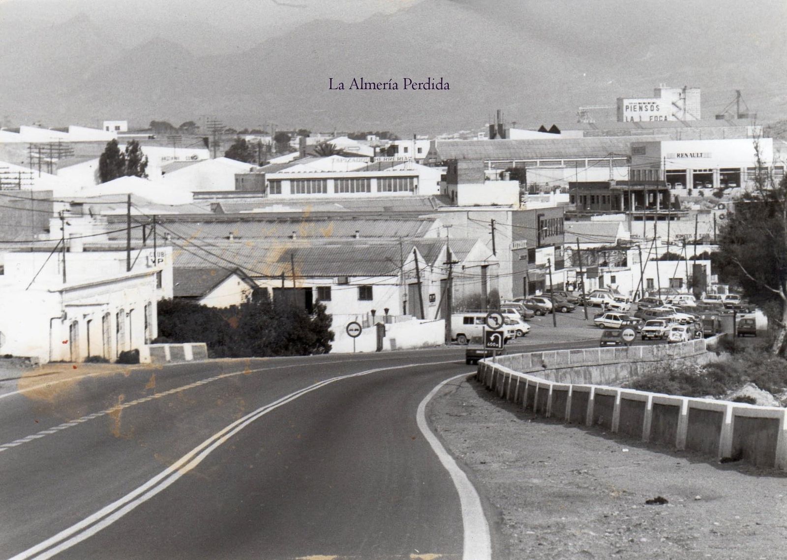 Cuesta de Los Callejones en 1983, a la izquierda de la foto estaba Ecoprix con la puerta llena de coches aparcados