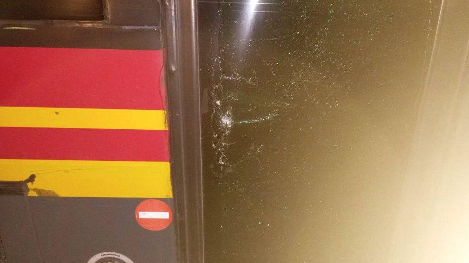 Uno de los impactos que sufrió el domingo un autobús de la línea 30