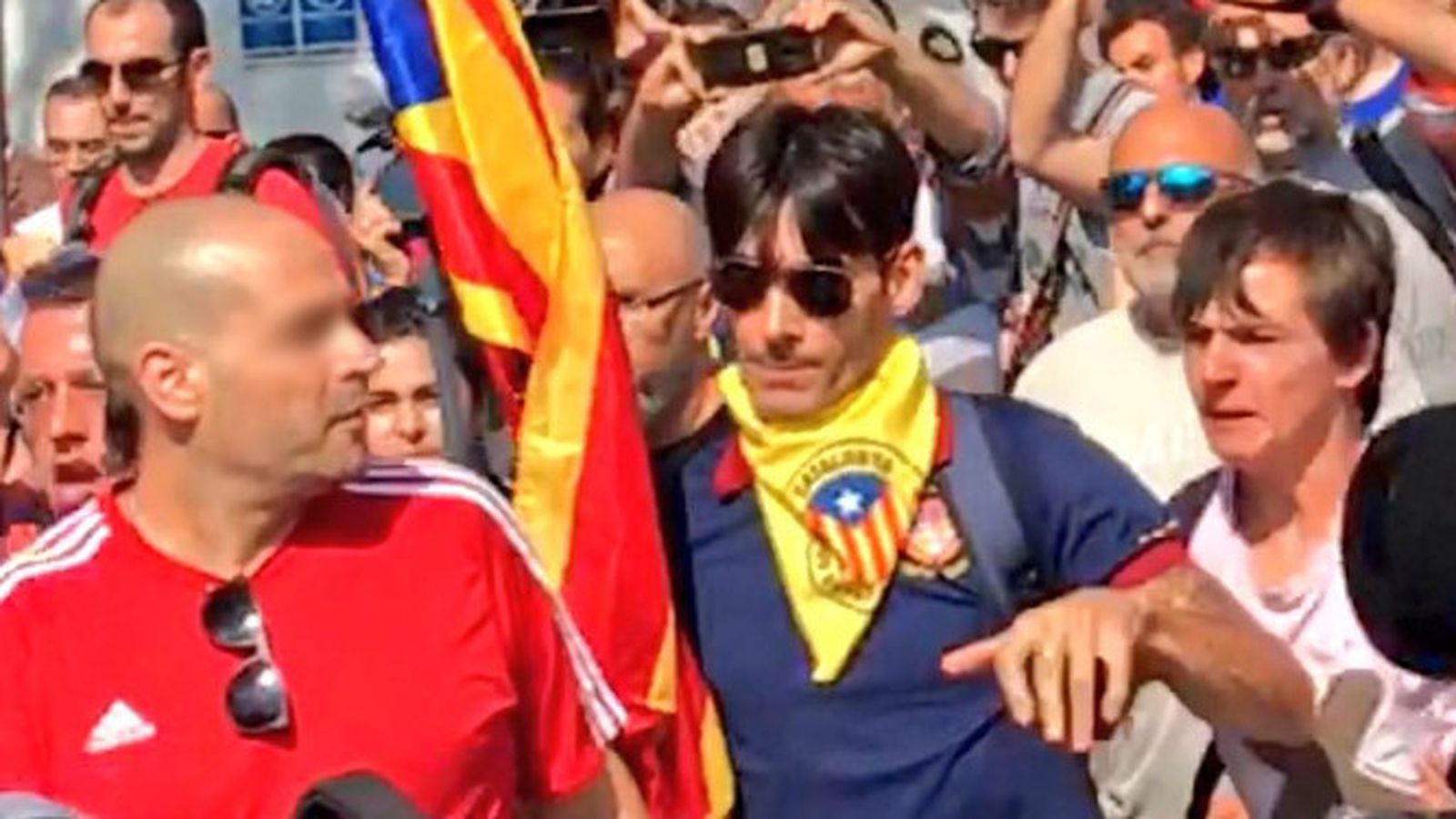 El policía atacado y su agresor, momentos antes del enfrentamiento.