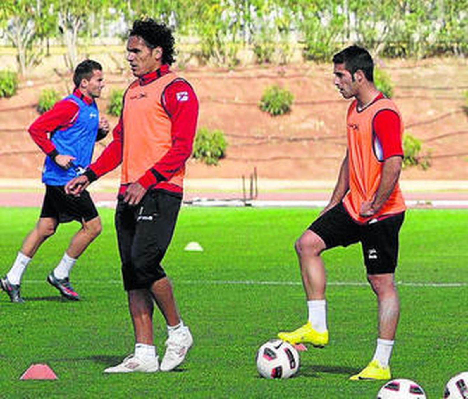 Lillo, detrás de Marcelo Silva en una sesión de disparos.