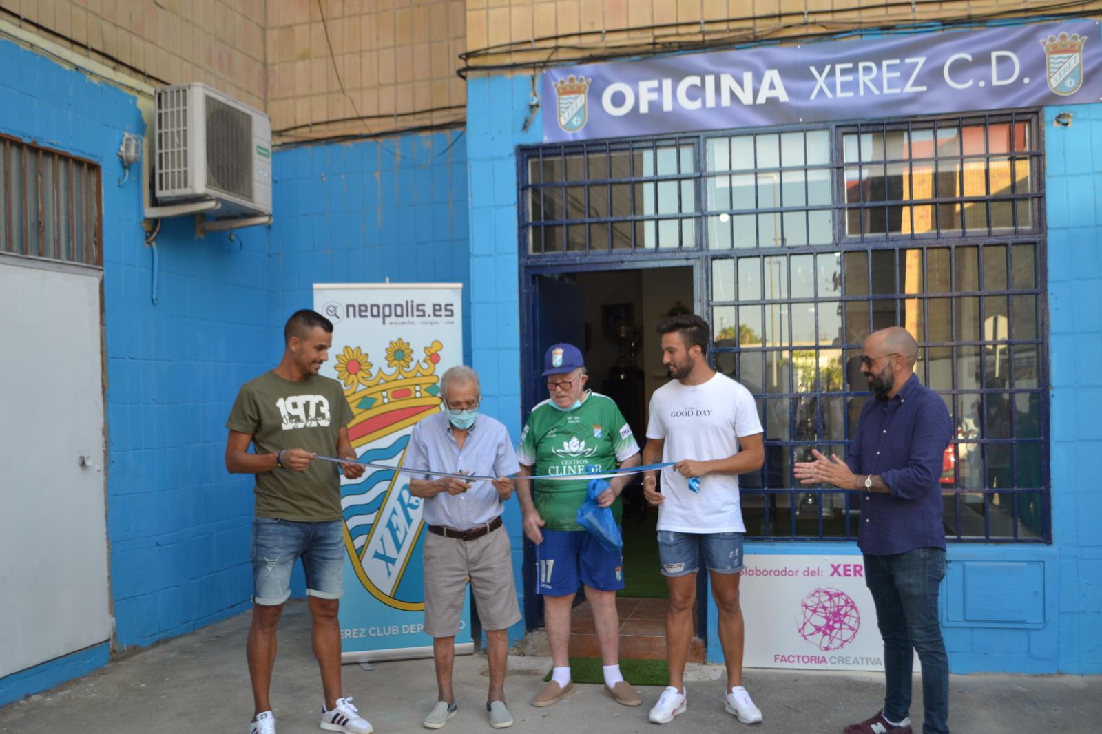 El Xerez CD inaugura su nueva sede en La Granja. Momento del corte de la cinta por parte de Rafa Verdú, presidente de honor de la entidad.