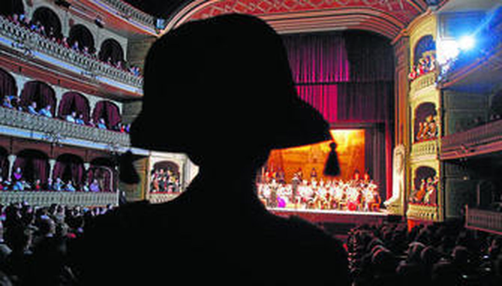 Uno de los soldados avista el escenario del Teatro Falla.