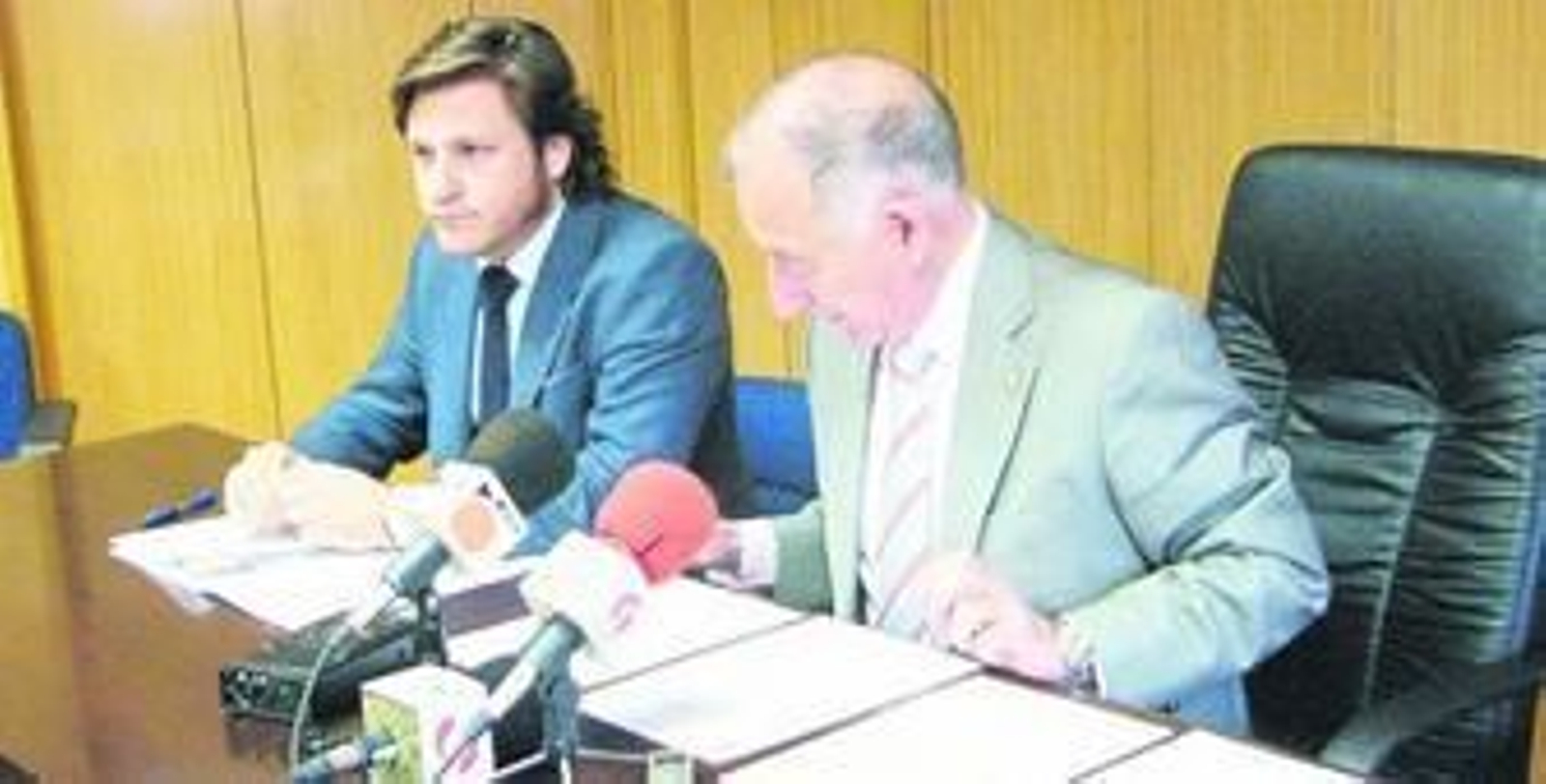 El alcalde, Gabriel Amat, junto al concejal de Playas de Roquetas, Luis Carmona.