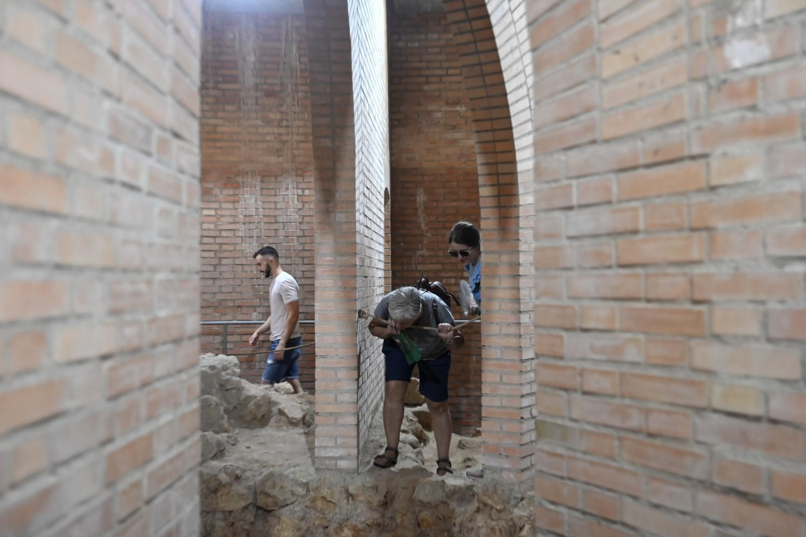 La apertura de los mausoleos romanos de Córdoba, en imágenes