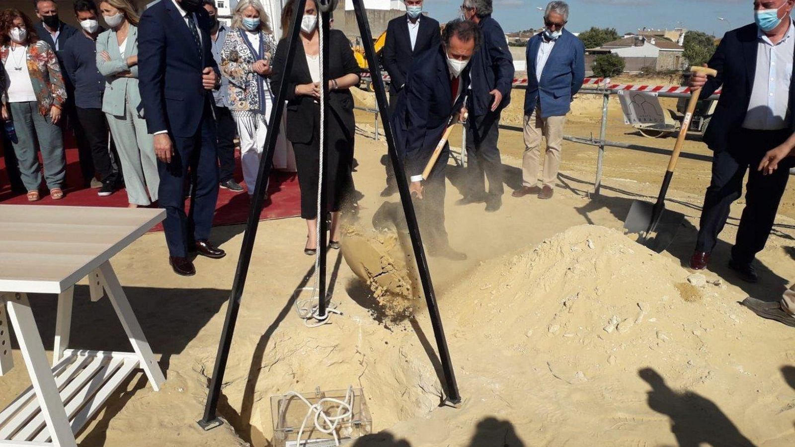 El alcalde, durante la colocación de la primera piedra de la promoción en el callejón de las Delicias.