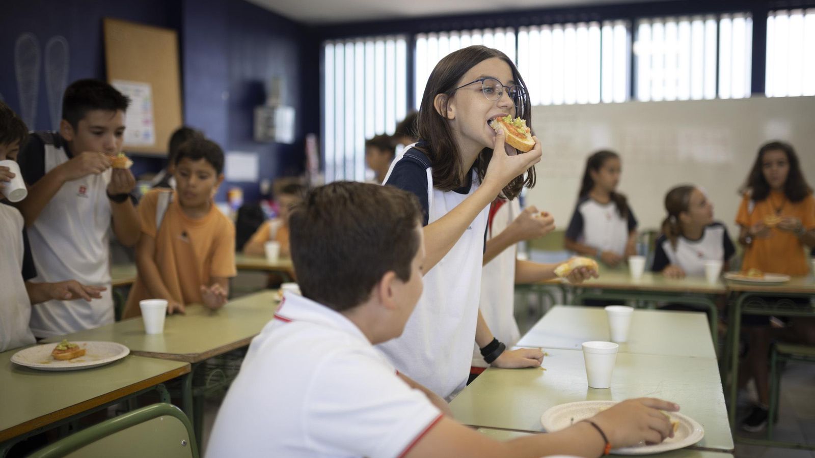 El alumnado toma su vaso de leche acompañado de un desayuno saludable que cada uno trae de casa