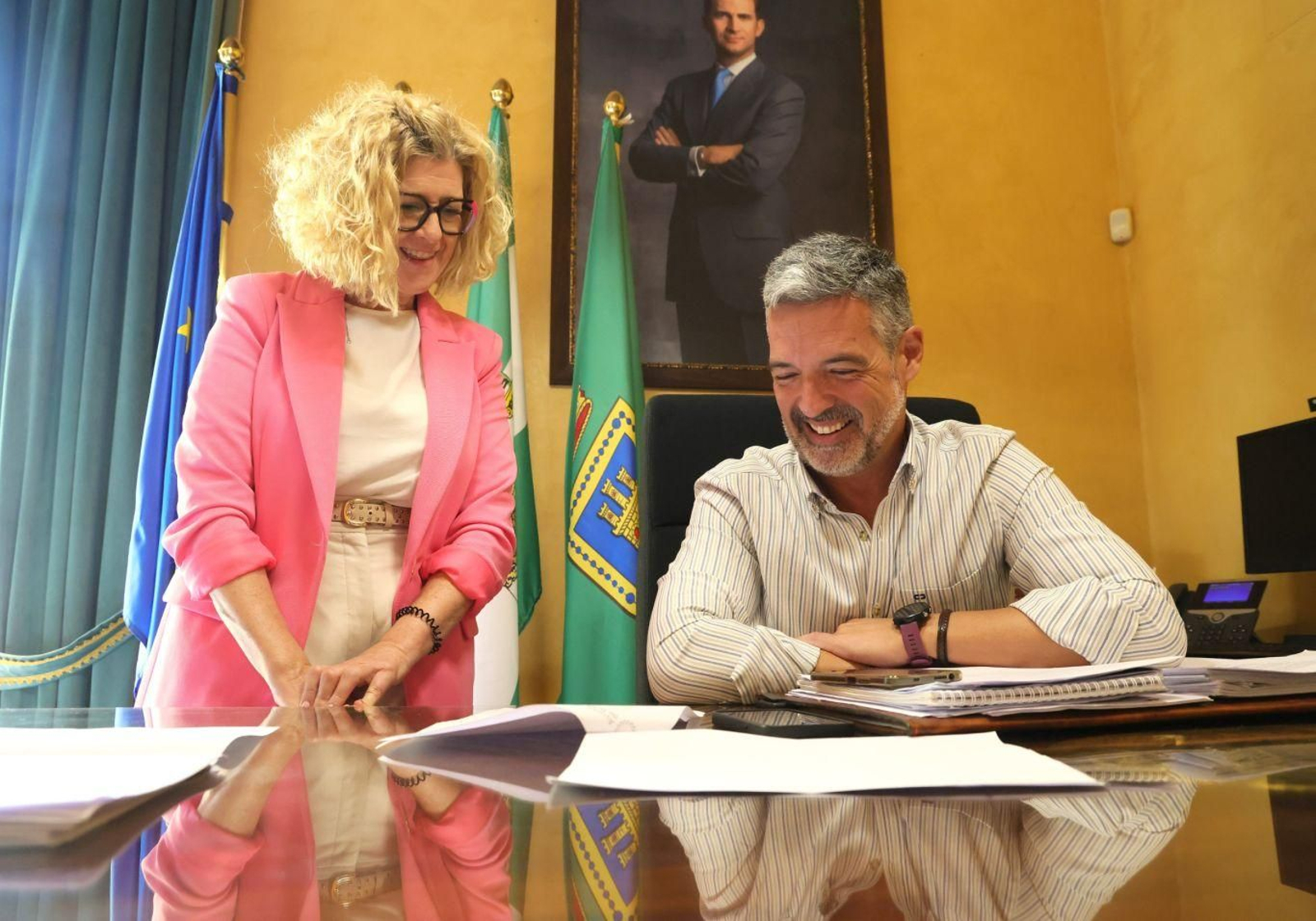 El alcalde, Ruiz Arana, y la delegada, Esther García, comunican a los elegidos el resultado del sorteo.