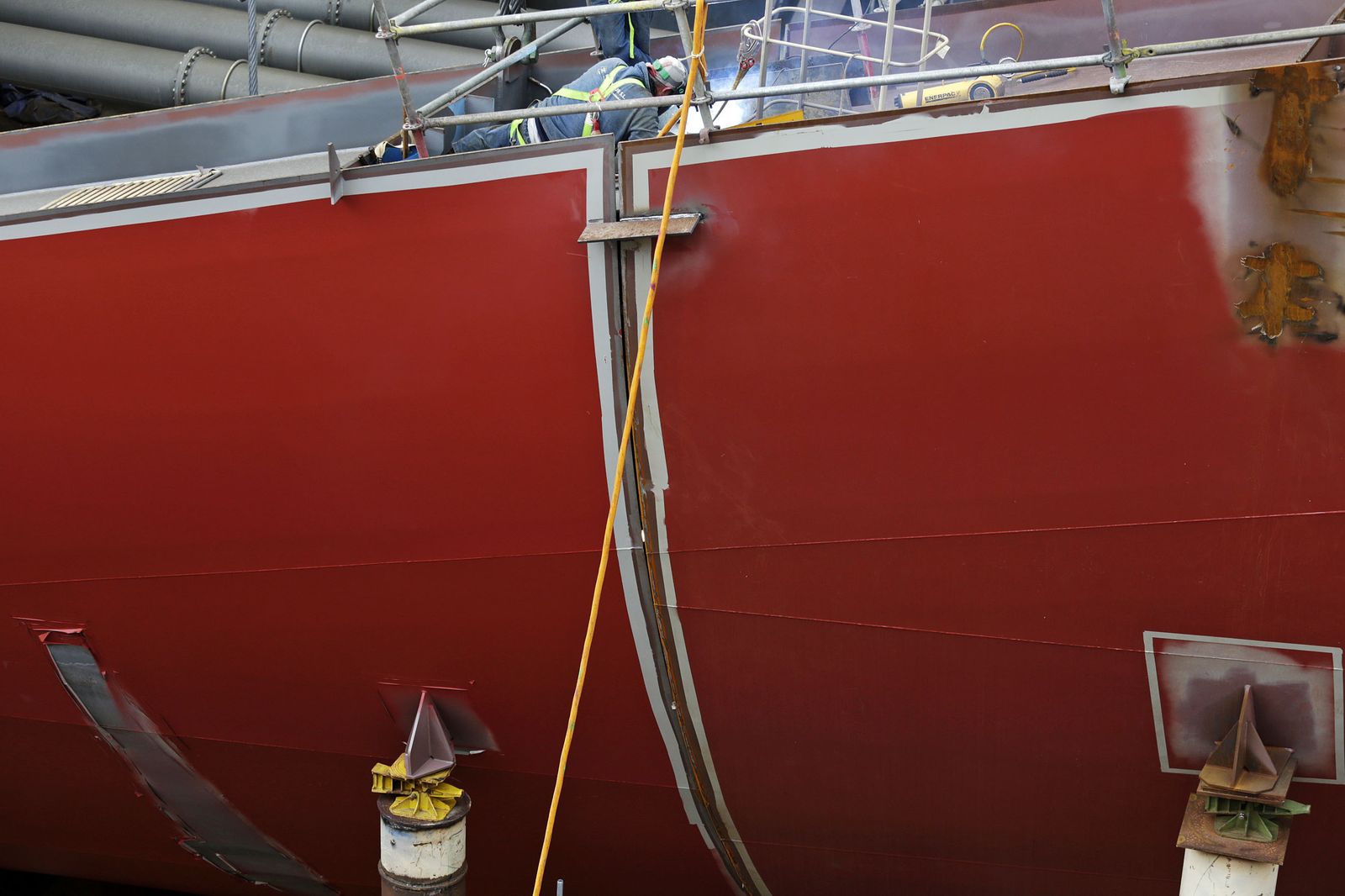 Un trabajador en el astillero de Puerto Real de Navantia, en una imagen de archivo.