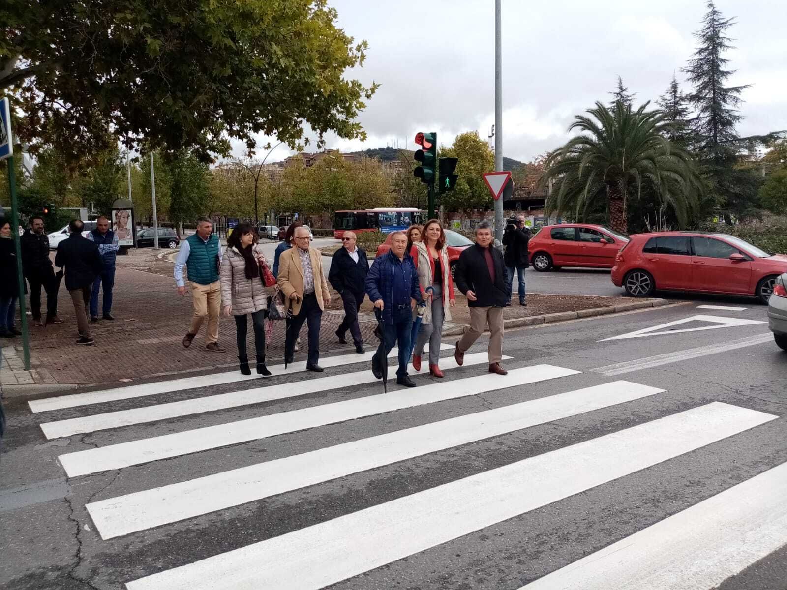 Imagen de la instalación de los nuevos semáforos en la calle Joaquina Eguaras
