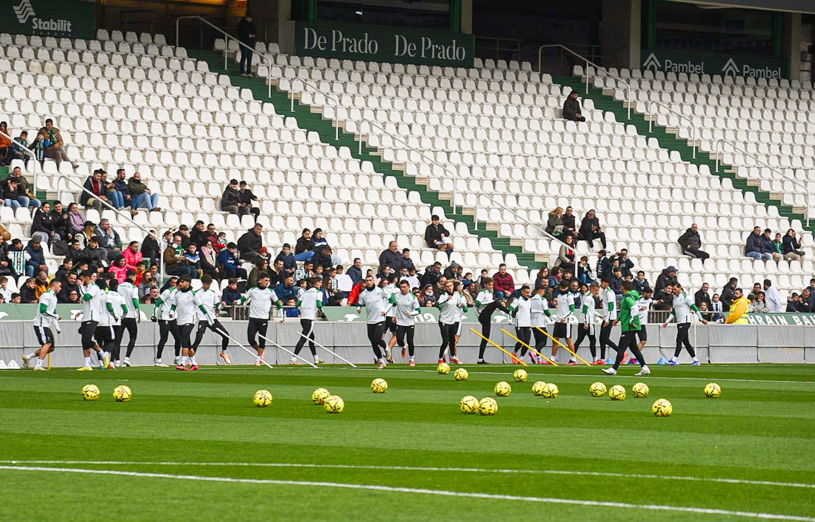 El Córdoba CF se deja querer por su afición en el Día de Año Nuevo: las fotos del entrenamiento de puertas abiertas