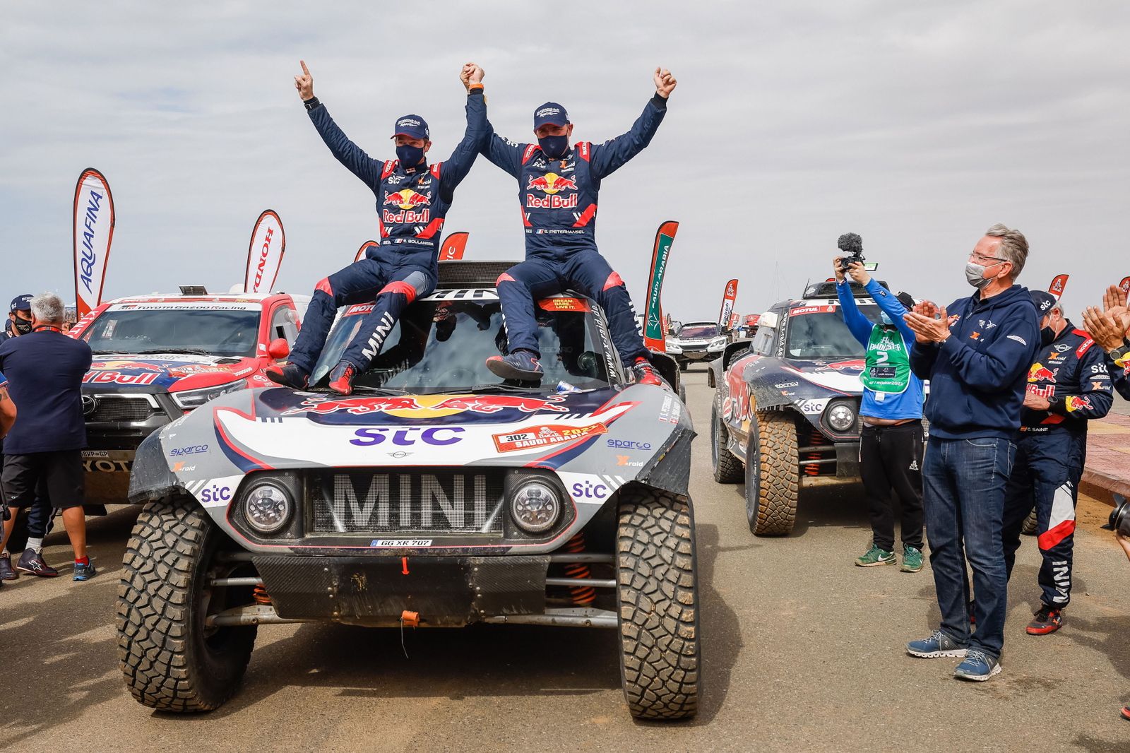 Peterhansel celebra con Boulanger su triunfo en el Dakar