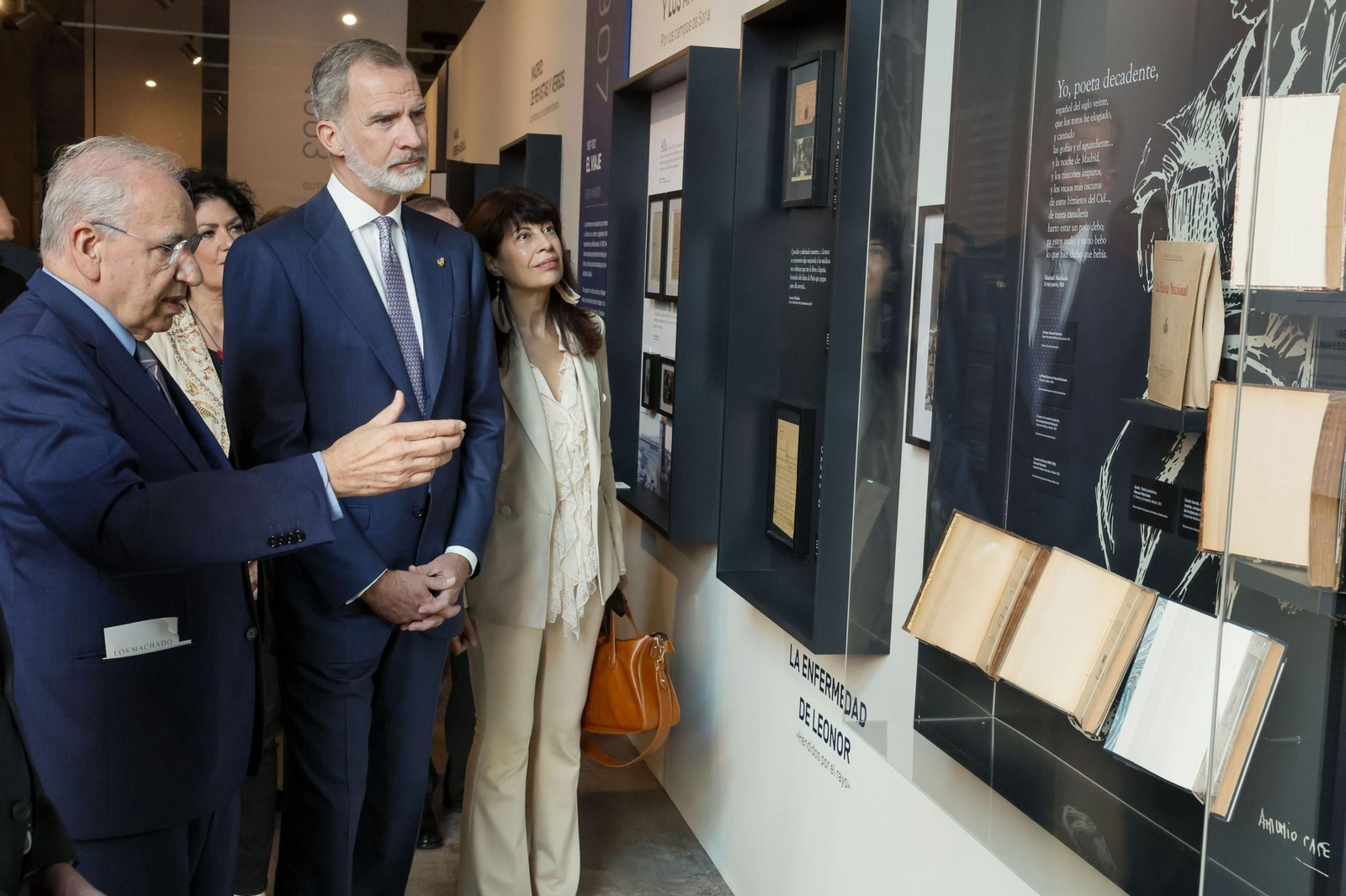 Las imágenes de la visita del Rey a la exposición de los Hermanos Machado en Sevilla