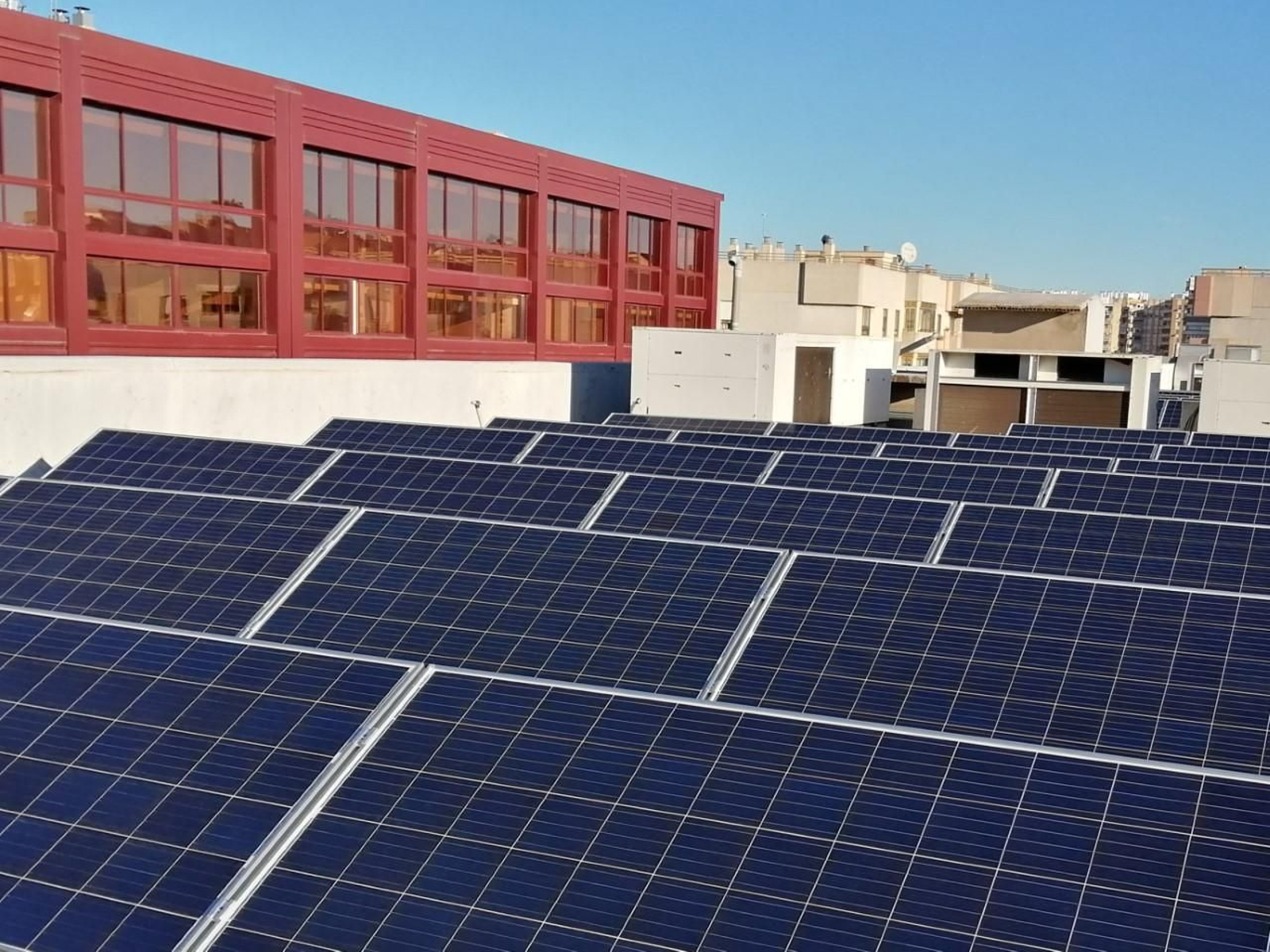 Las placas solares instaladas en un centro de enseñanza de Sevilla.