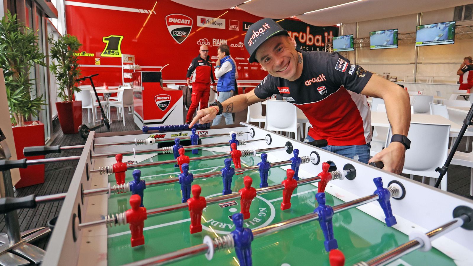 Bautista juega con un futbolín instalado en el hospitality de Ducati.