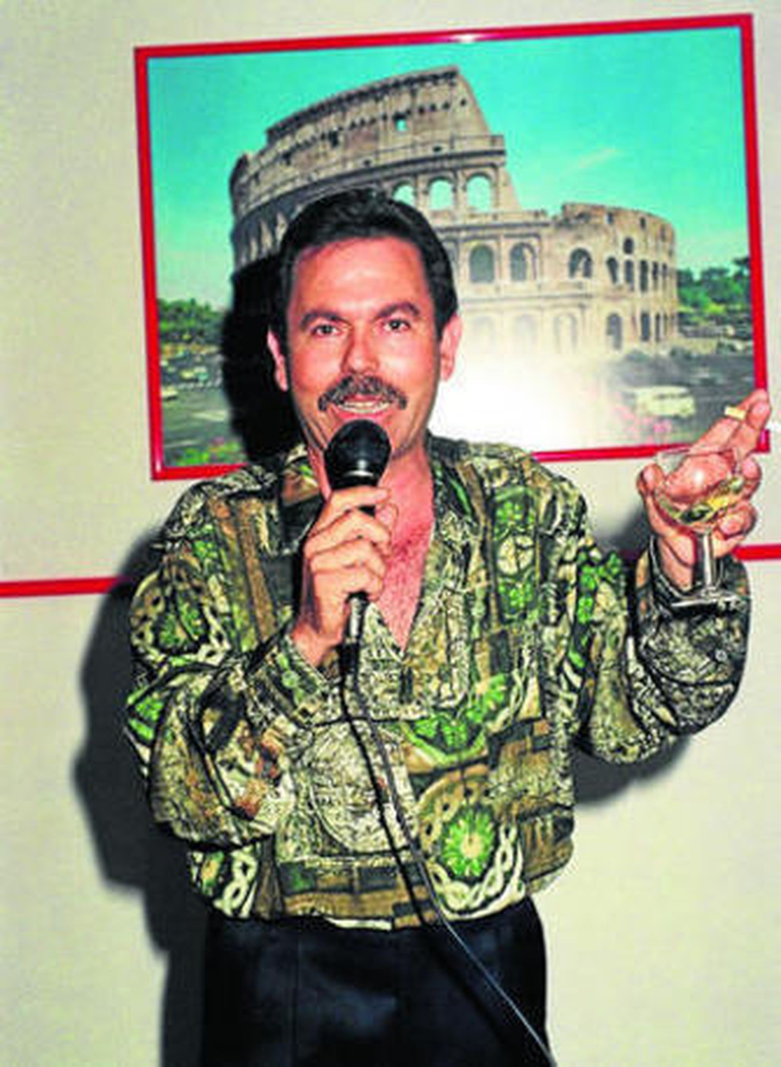 Ettore, en una celebración con sus clientes, en el primer local.