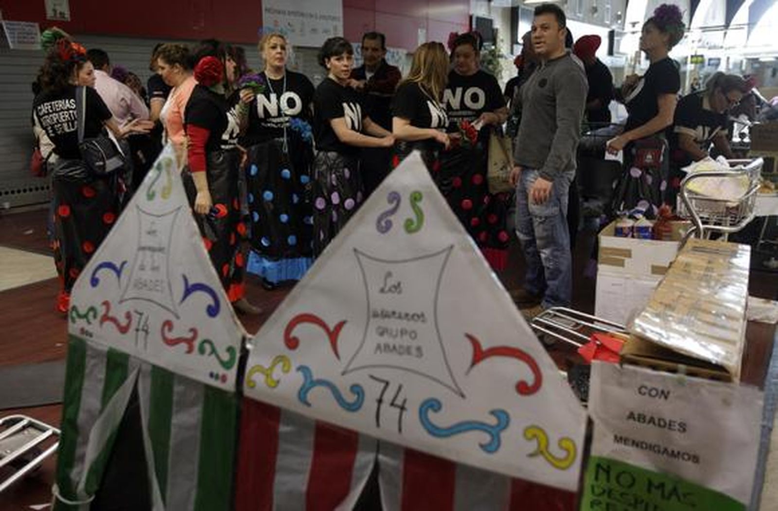 Empleados de la cafetería del aeropuerto protestan por los impagos