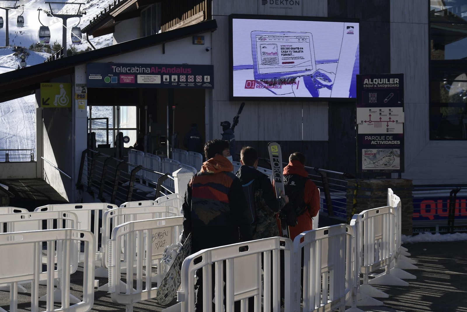 Fotos del primer día de esquí con la inauguración de la temporada en la Sierra