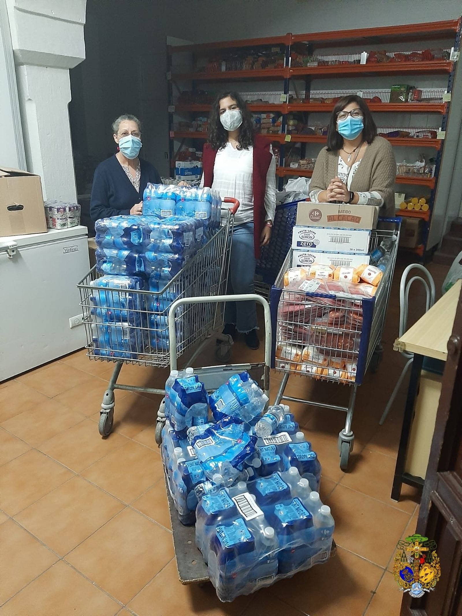 Donación de la Obra Social Concepción Coronada de la Hermandad de la Exaltación al comedor de El Salvador.