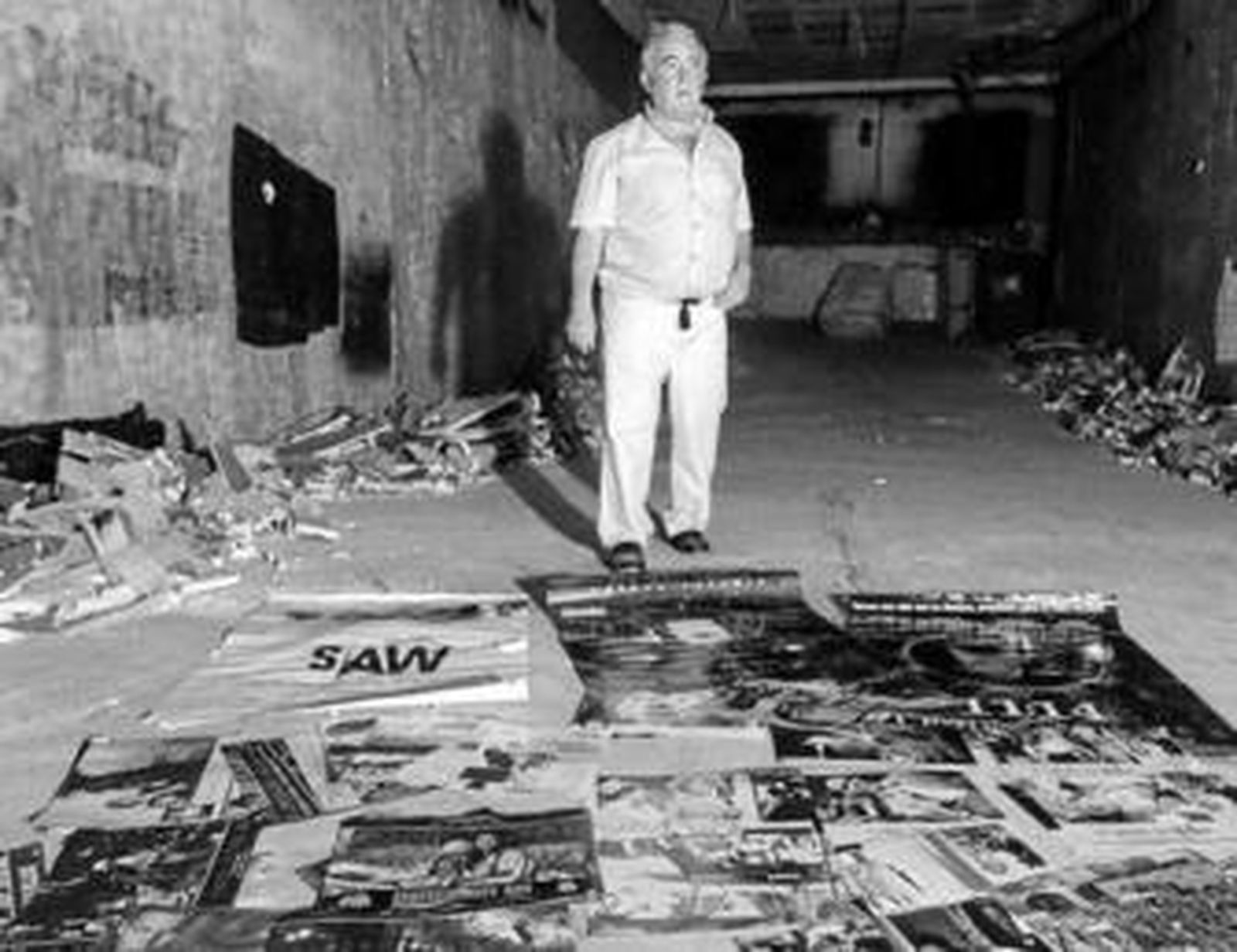 Miguel Macías, ayer en el interior de una de las dos salas de Multicines Cádiz ante varios carteles de cine de todas las épocas que aún se conservan.