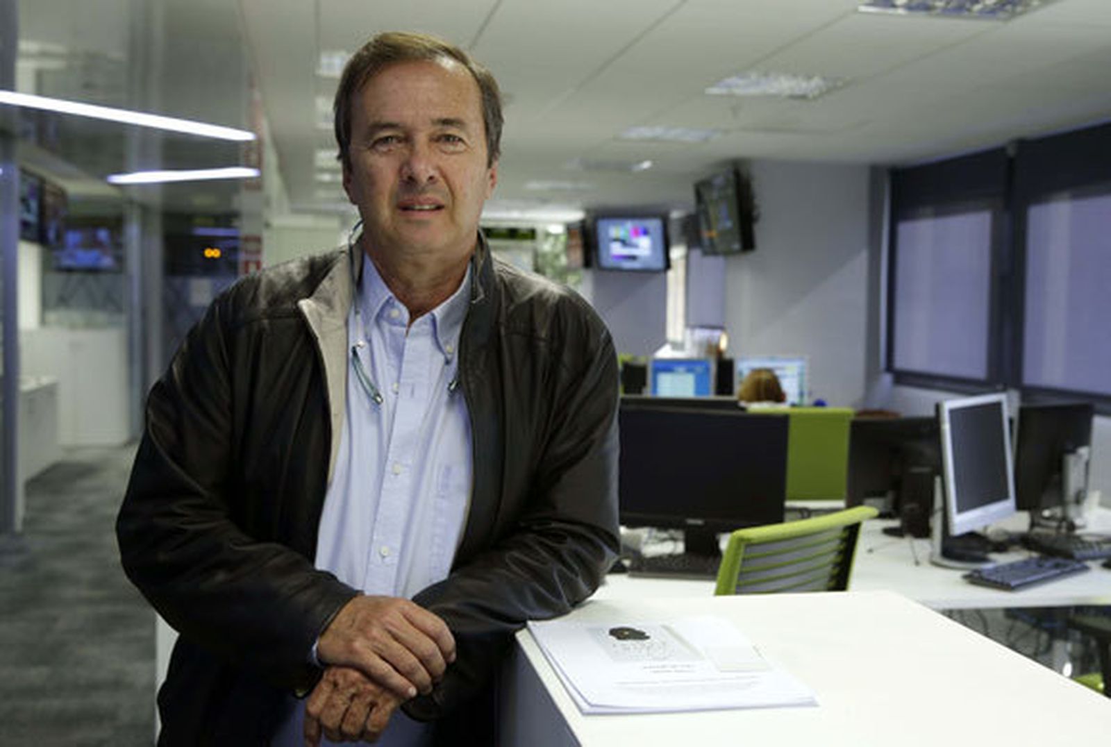 El escritor, durante la promoción de la novela. / EFE