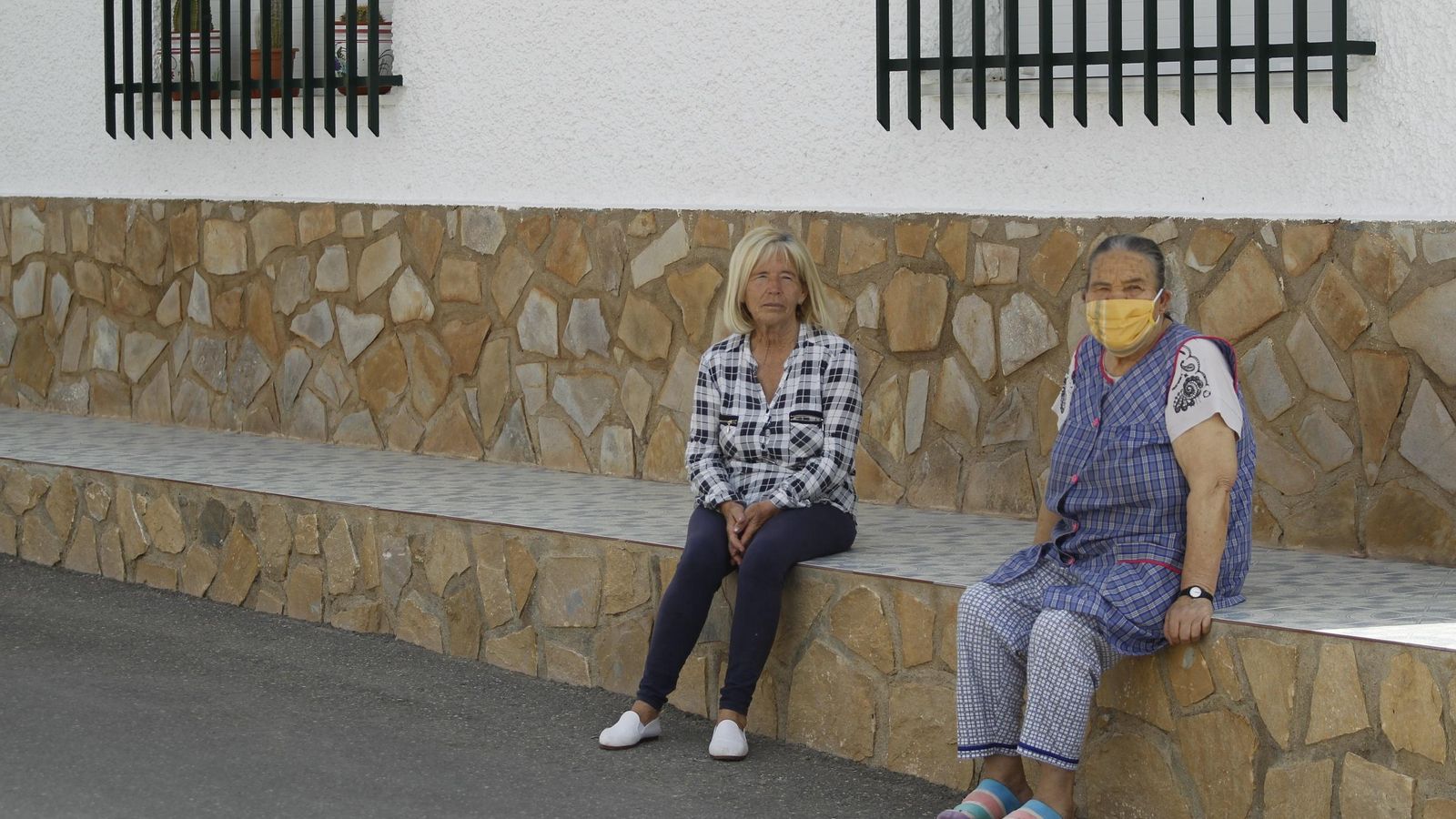 Isabel y Josefa, hermanas residentes una en el lado murciano y la otra en el almeriense, en un banco en la parte perteneciente a Lorca