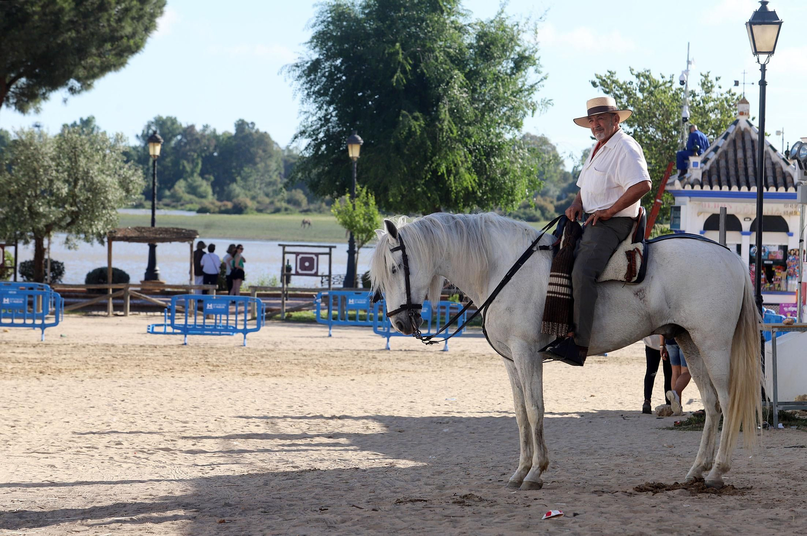 Ambiente en la aldea del Rocío previo a la llegada de las Hermandades, en imágenes