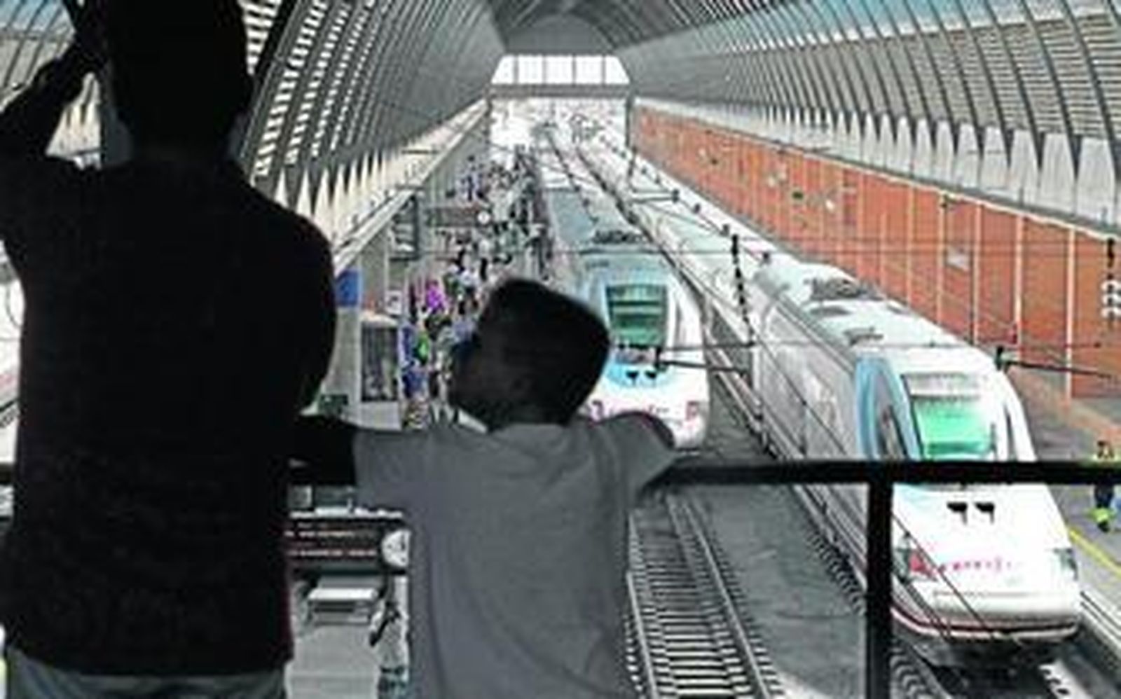 Trenes de Alta Velocidad estacionados en la estación de Sevilla Santa Justa.