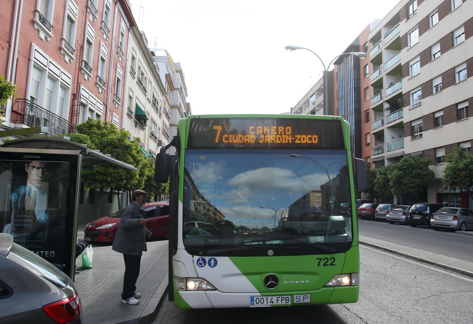 Un autobús de la línea 7, a su paso por Medina Azahara.