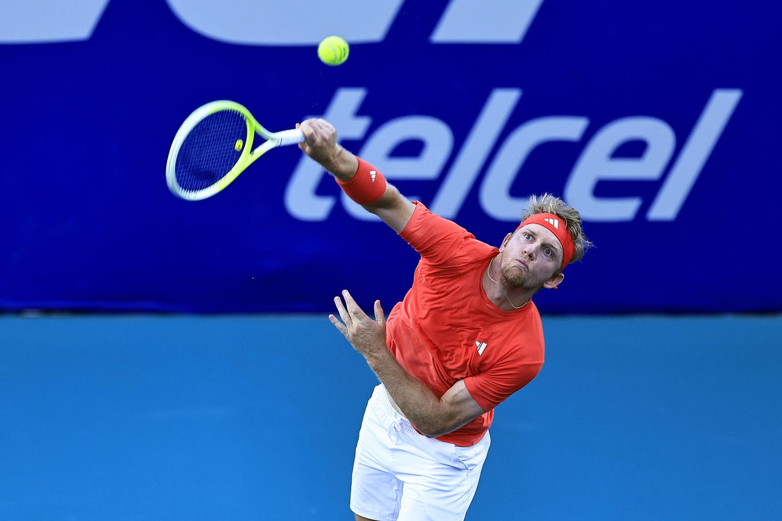 Davidovich salva cuatro bolas de partido y avanza en Acapulco