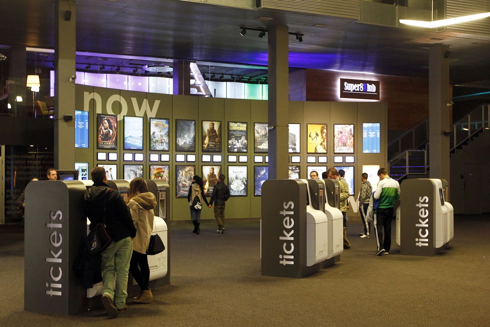 Espectadores en la entrada del cine Kinépolis Pulianas de Granada.