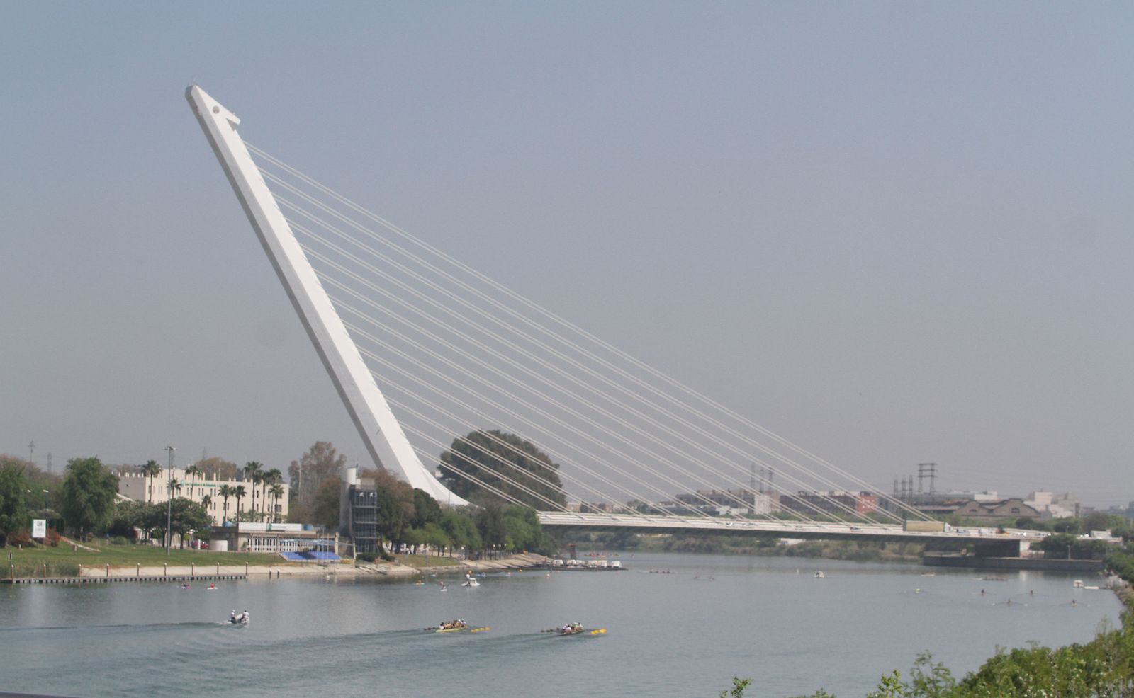El puente del Alamillo comunica la zona norte de la ciudad con la Cartuja.
